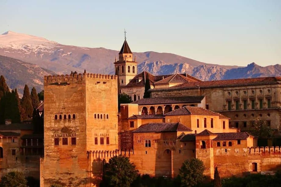 descubre las mejores frases sobre la alhambra la joya de la arquitectura islamica
