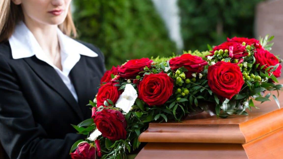las mejores frases para coronas funerarias y homenajear a nuestros seres queridos