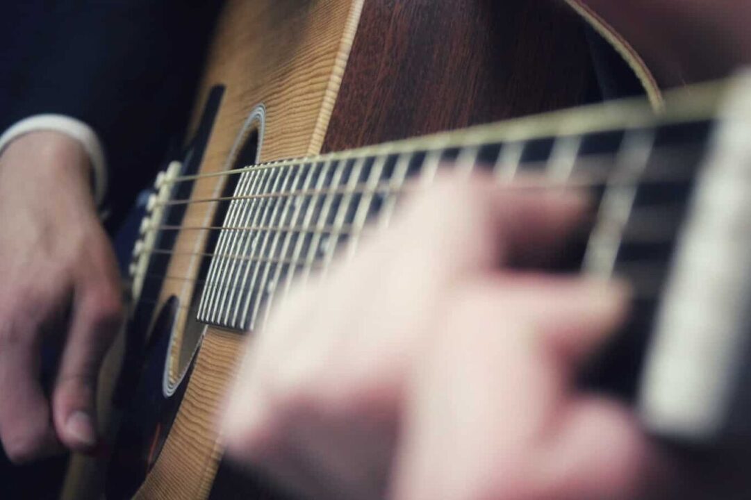 47 frases de guitarra y mujer encuentra la inspiracion y la pasion en cada acorde