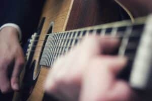 47 frases de guitarra y mujer: Encuentra la inspiración y la pasión en cada acorde